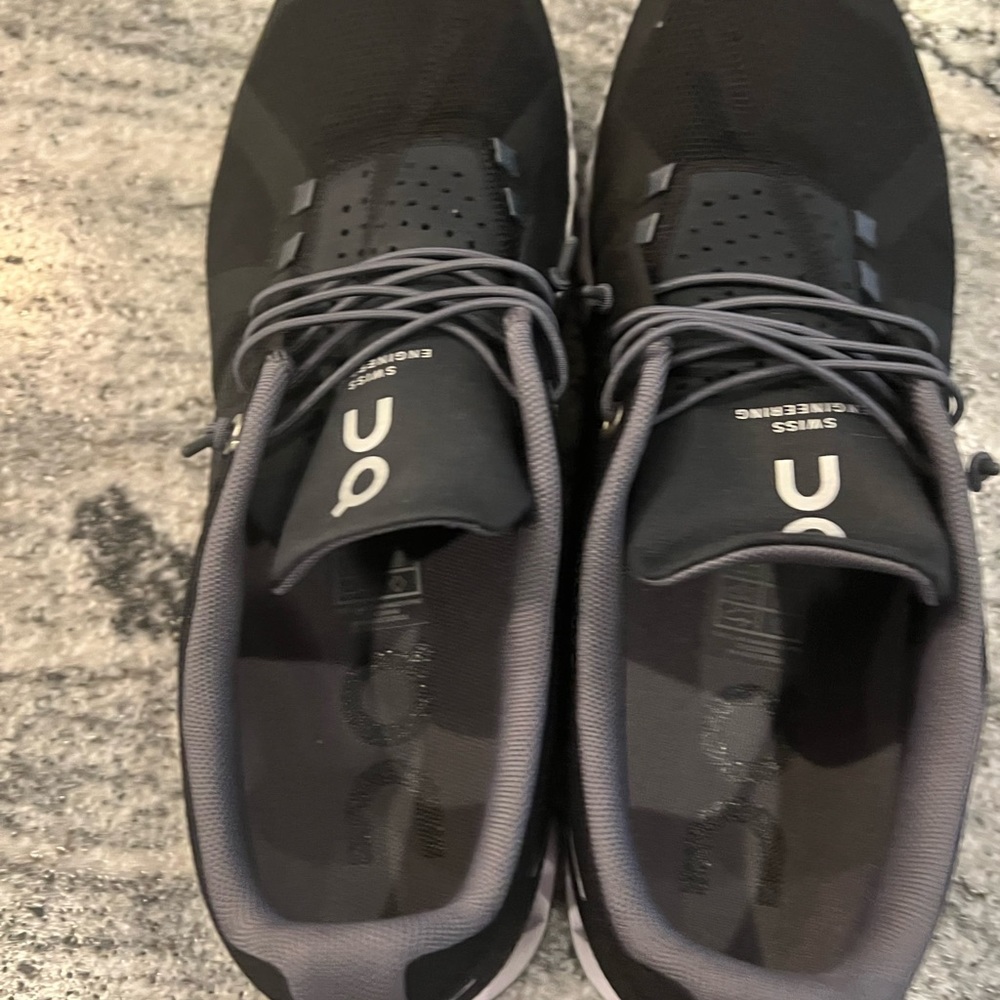 On cloud black 10.5